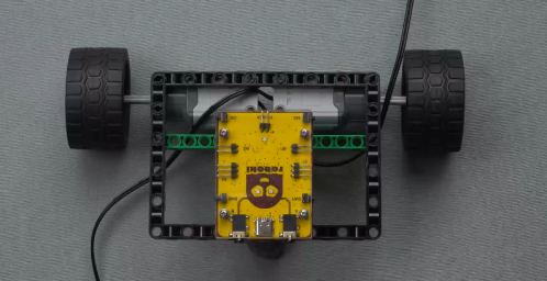 Connecting the Roboki on top of the structure is essential for building a functional remote-controlled robot. Ensure proper alignment using the bricks on the underside of the Roboki with the central beam for stability. This critical step in remote robot construction requires careful support to maintain the structure while applying pressure. The hands-on activity enhances your skills in robot operation and navigation, providing an engaging experience in remote-controlled robotics and programming with Roboki, perfect for beginners.